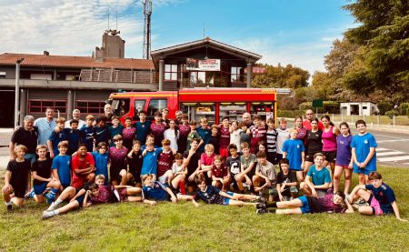 Photo de classe devant un camion de pompier, de l'ecole de rugby de villenave d'ornon