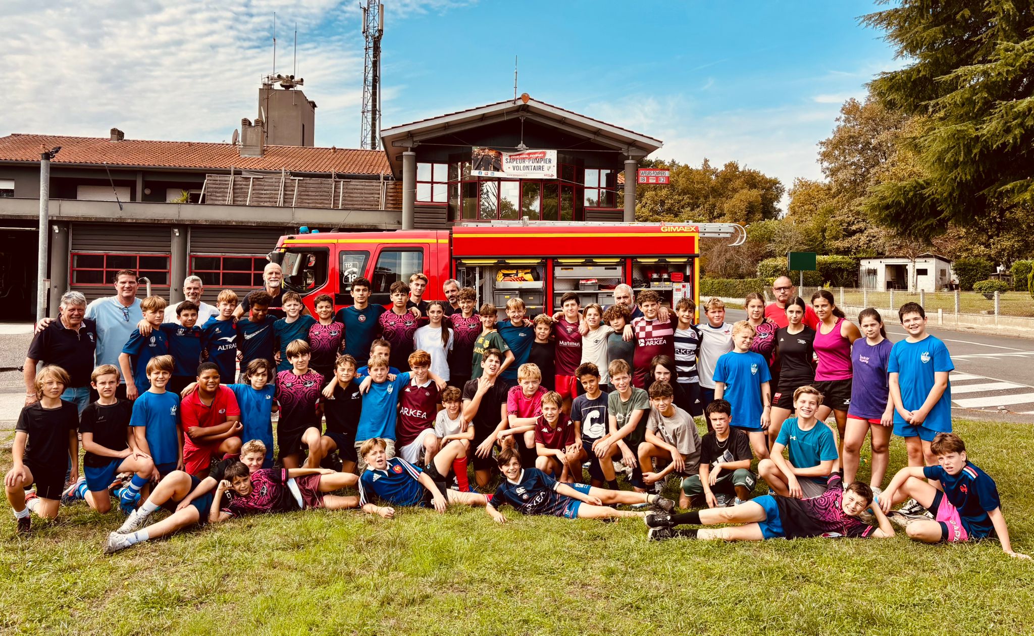 Photo de classe devant un camion de pompier, de l'ecole de rugby de villenave d'ornon