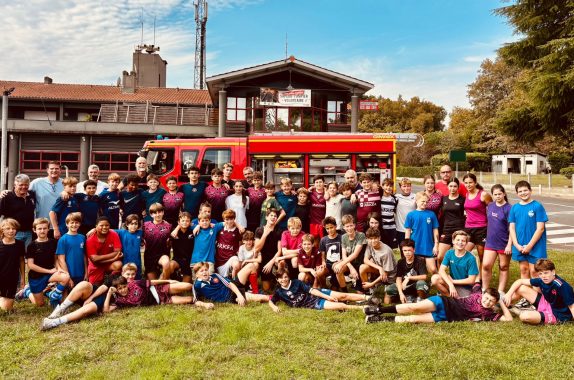 Photo de classe devant un camion de pompier, de l'ecole de rugby de villenave d'ornon